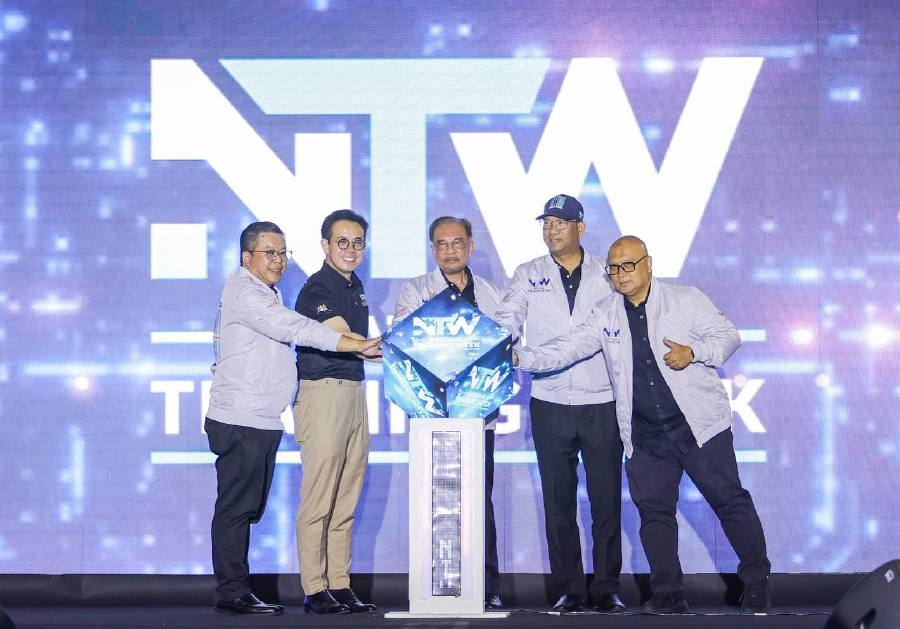 [UPDATED] Anwar: Stay alert against provocateurs, foreign threats to national unity