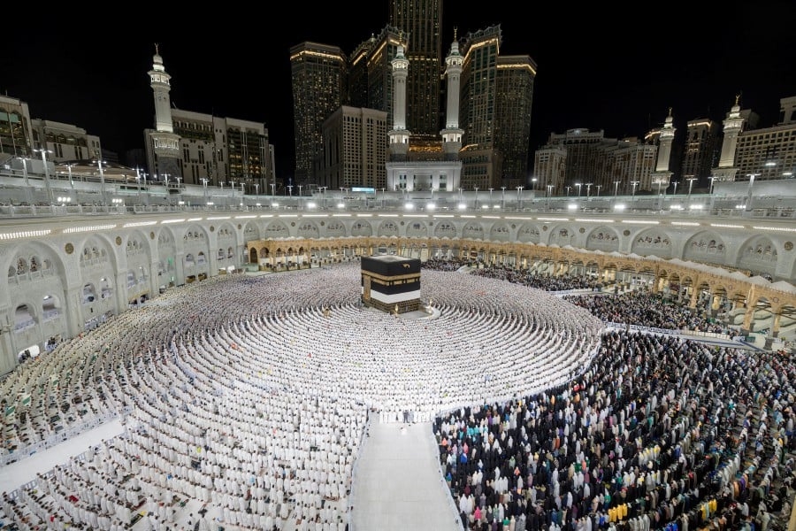 Haj pilgrims gather in Makkah under scorching desert sun