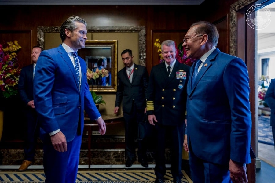 Anwar meets US defence secretary, Boeing chief to boost security, industry ties