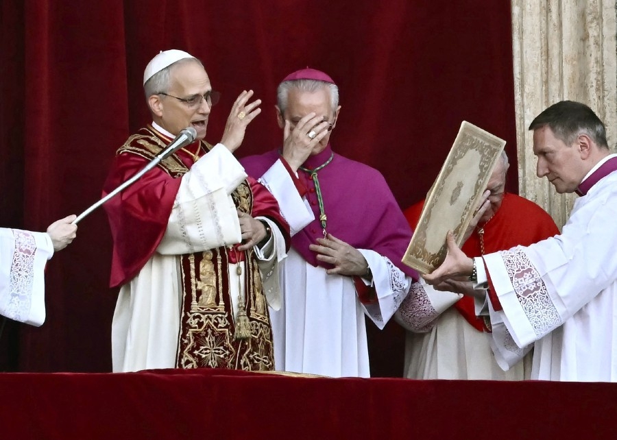 Pope who? Election of first US pontiff stuns St. Peter's crowd