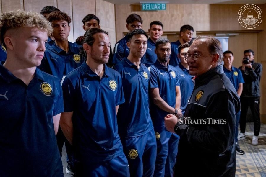 Anwar meets Harimau Malaya, offers words of encouragement ahead of Vietnam clash