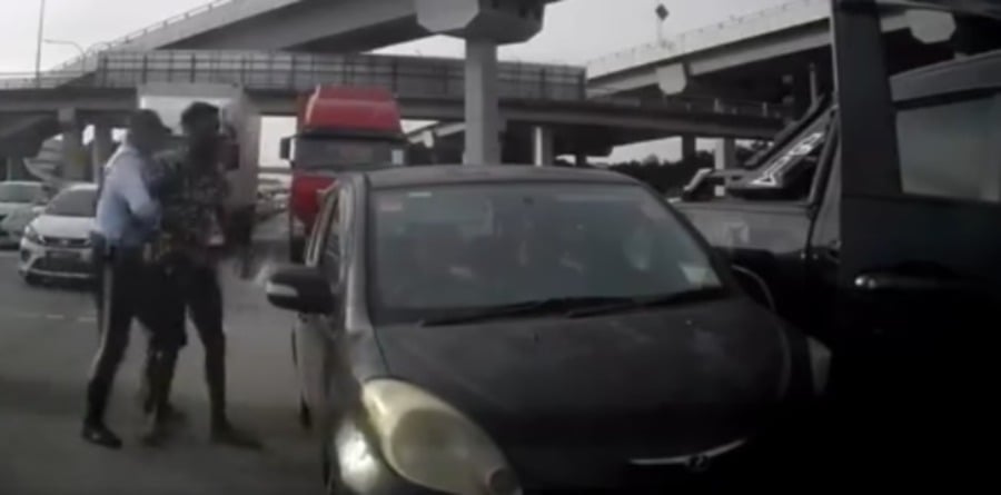 Pickup driver goes berserk, lashes out at motorist, traffic cop