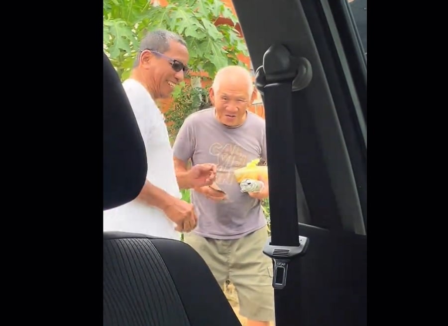 #NSTviral: Elderly man's Raya tradition of friendship melts hearts online [WATCH]