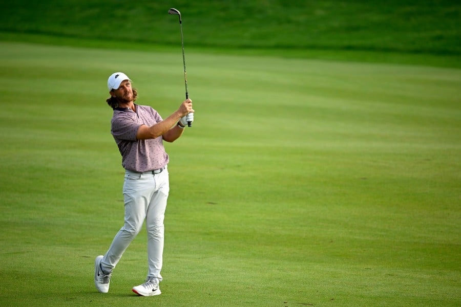 Fleetwood grabs PGA Travelers lead as top-ranked stars fade