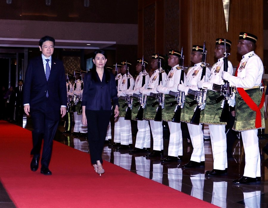 Singapore, Thai PMs arrive in Malaysia for Asean Summit