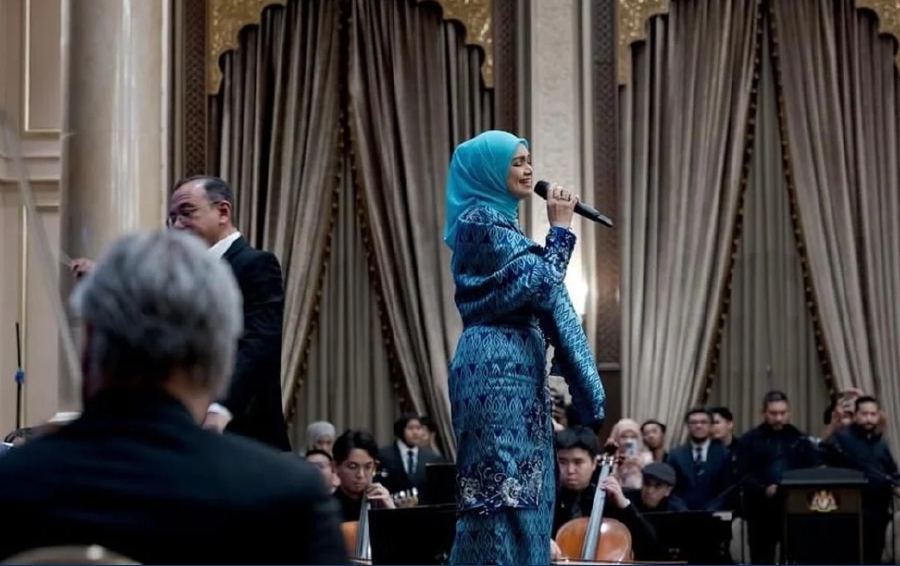 #SHOWBIZ: Siti moved by public praise over classic Mandarin song performance
