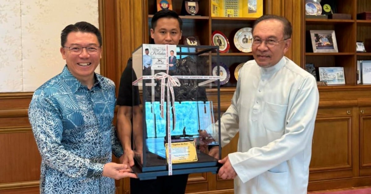 Nga presents 'Rise Up Together' sculpture to Anwar for 78th birthday