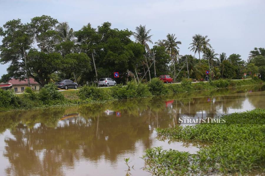 Family of six in submerged car believed to have skidded into Sungai Korok