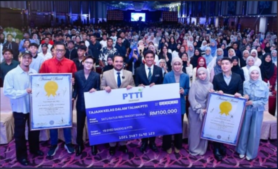 #SHOWBIZ: Syed Saddiq secures RM100k for Muar students' SPM prep at edu roadshow
