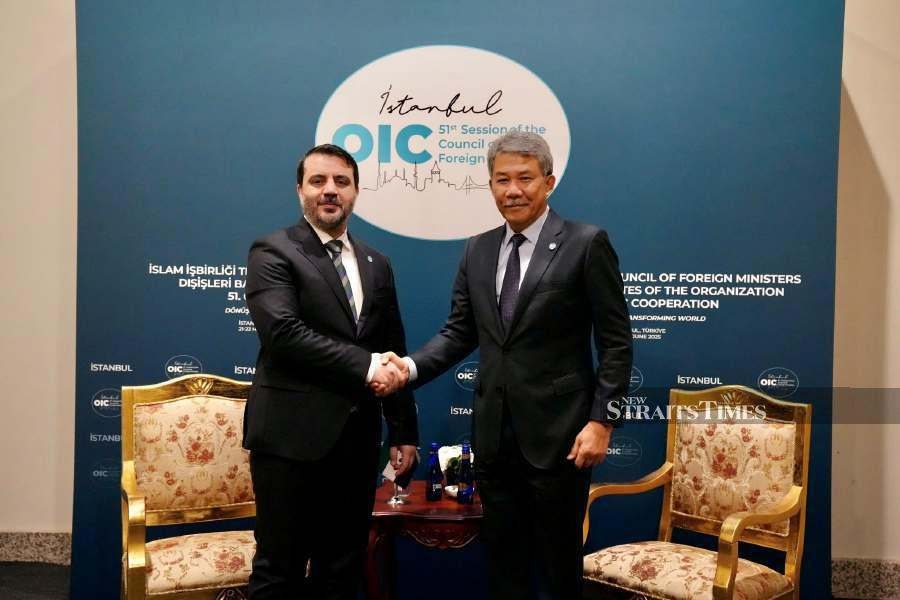 Foreign minister meets counterparts from Syria, Azerbaijan, Yemen
