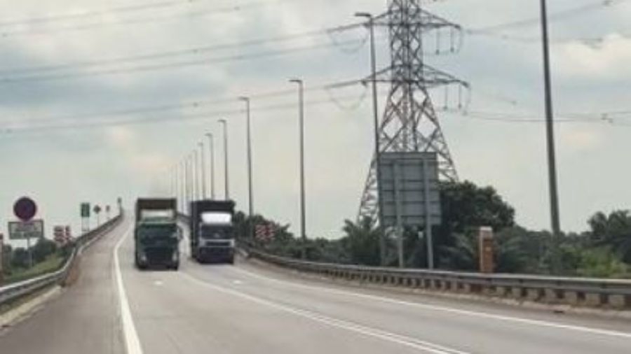 Reckless driving on SKVE: Police record lorry driver's statement