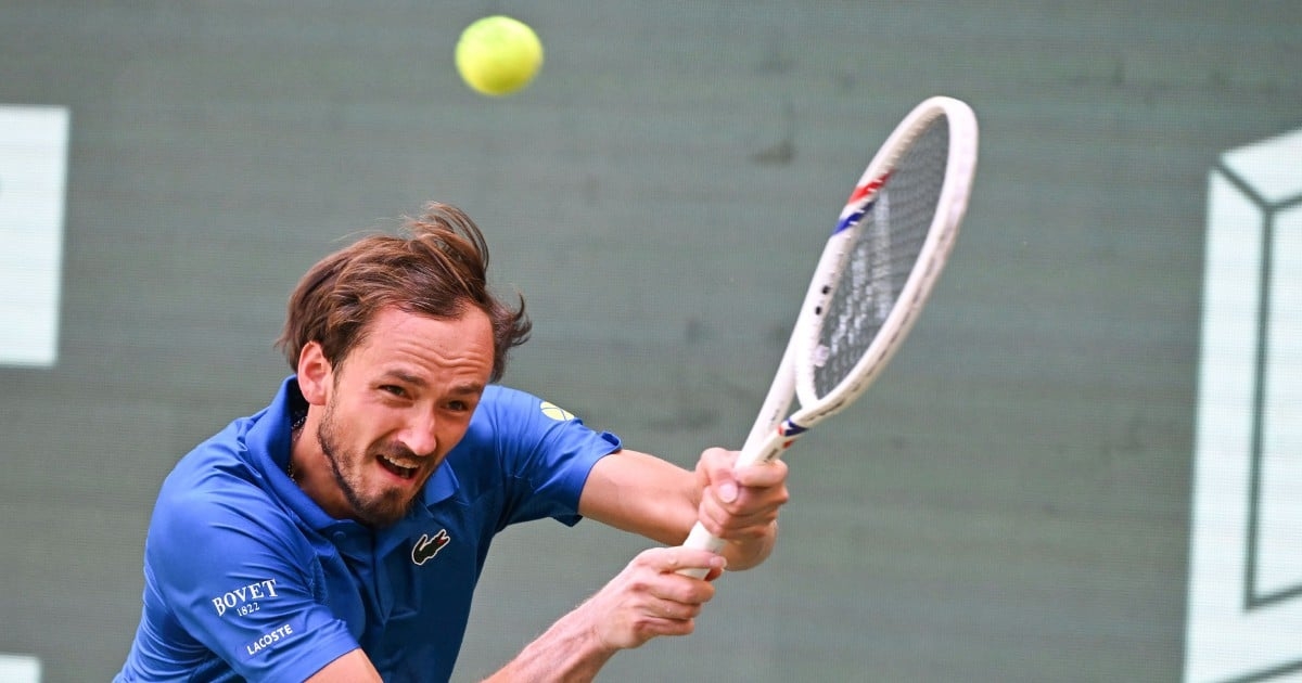 Medvedev dispatches home hope Zverev to meet Bublik in Halle final