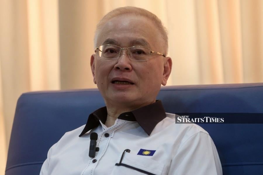 Wee, Chong clash in Dewan Rakyat over 'daylight robbery' remark