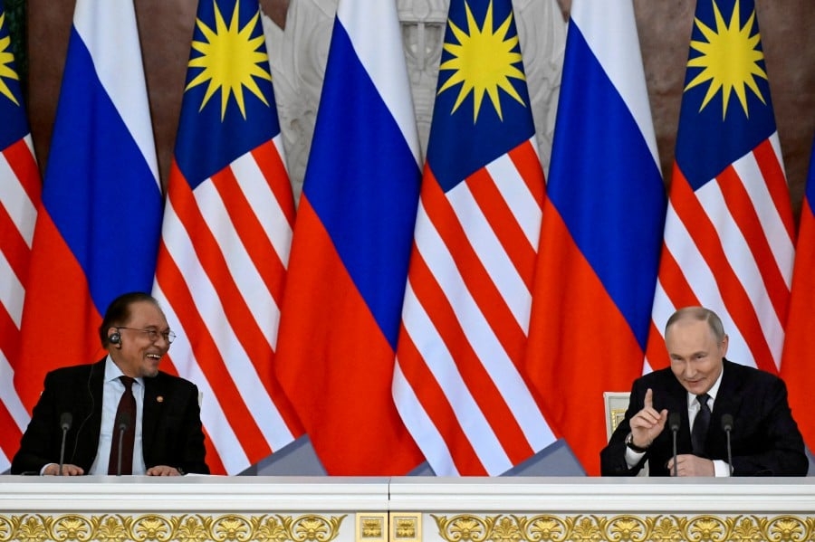 Putin hails strengthening Russia-Malaysia ties during Anwar's visit