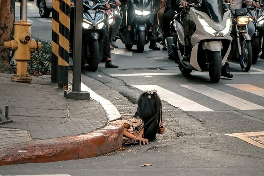 #NSTviral: Woman crawls out of drain on busy street