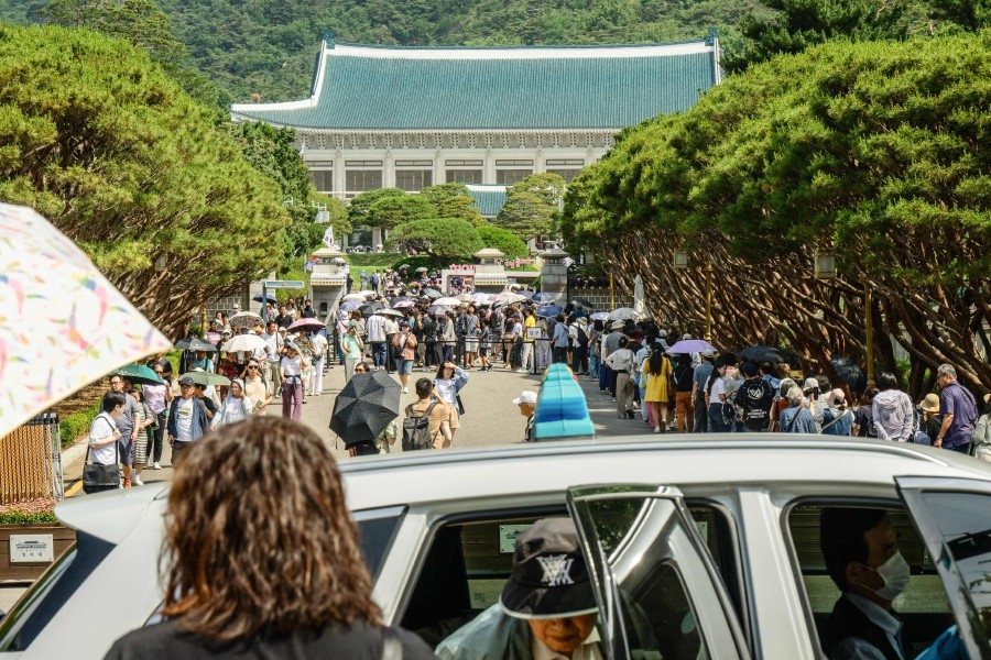 South Koreans flock to Blue House ahead of presidential return