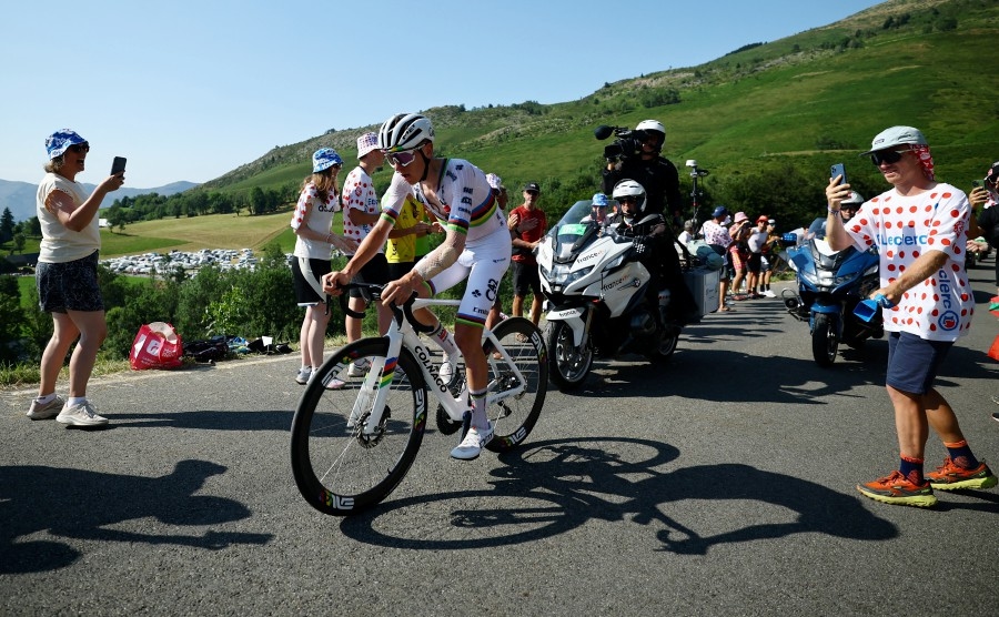 Pogacar retakes Tour de France lead in crushing mountain win