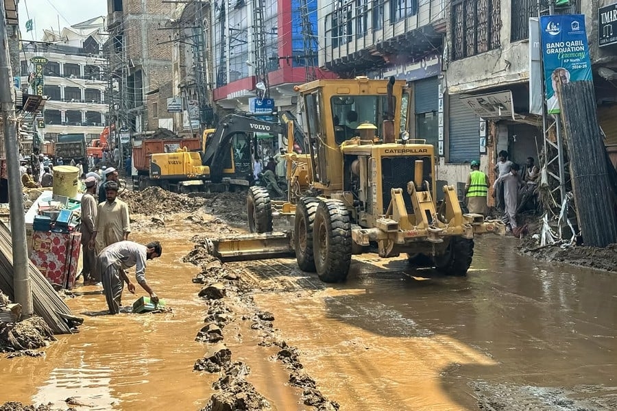 Pakistan rescuers recover bodies after monsoon rains kill 320