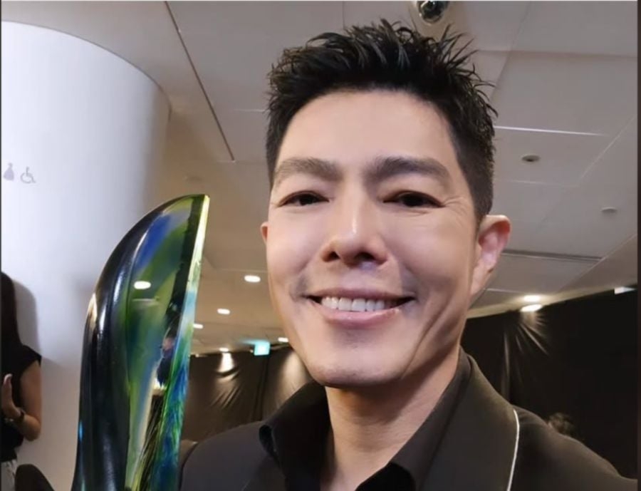 #SHOWBIZ: Malaysian actor Zhang Yaodong seen manning seafood stall in Singapore