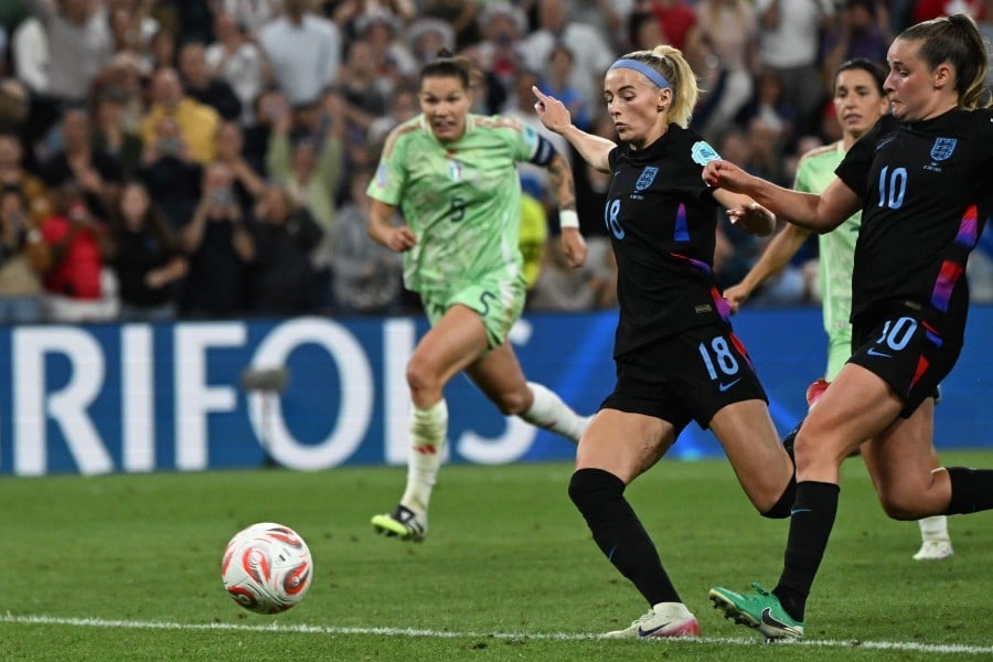 Kelly hits winner as late drama takes England into Women's Euro 2025 final