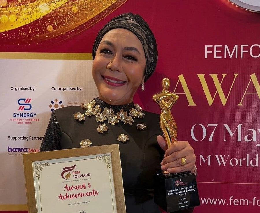 #SHOWBIZ: Zur Eda receives award after 38 years as a singer