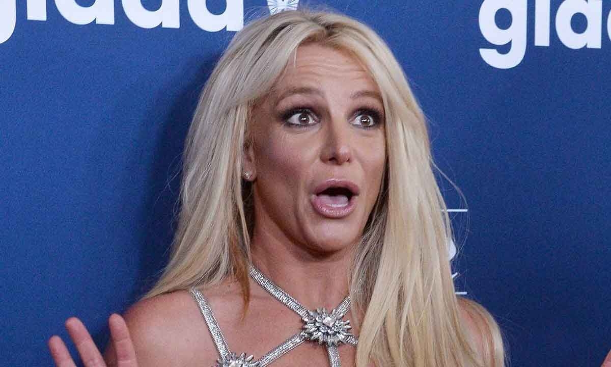 Britney Spears warned for lighting cigarette amid flight