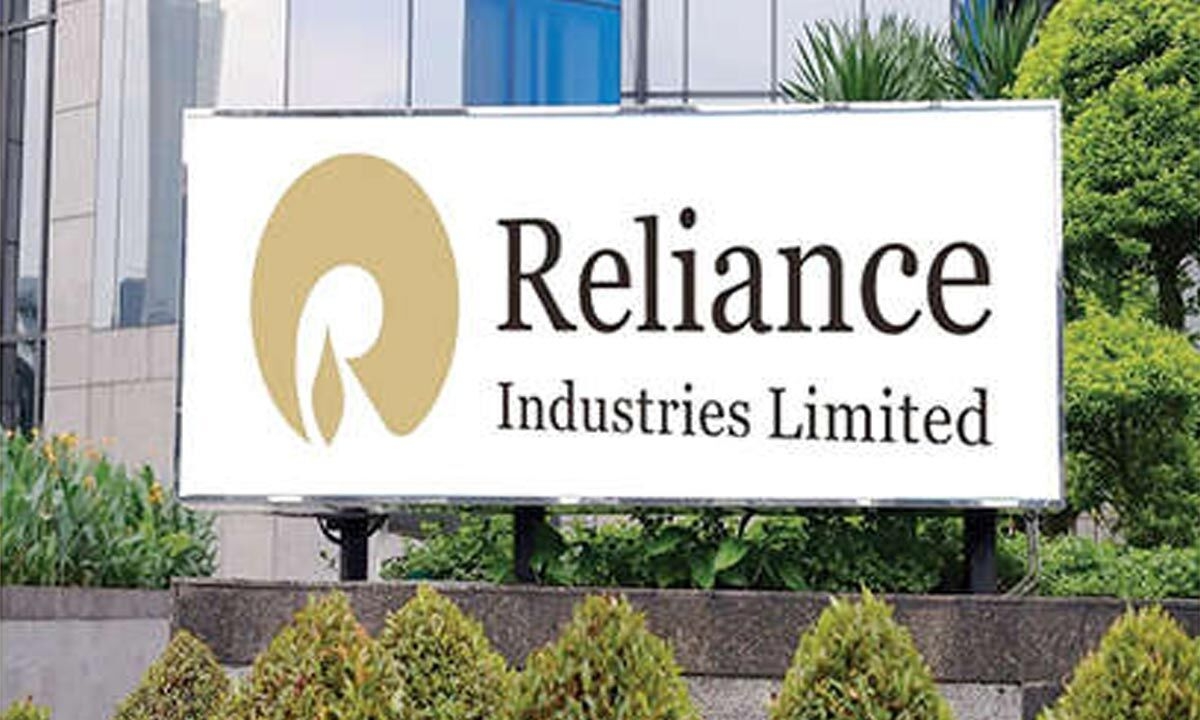 RIL's mcap surges Rs 92,629 cr to Rs 18.52 lakh cr