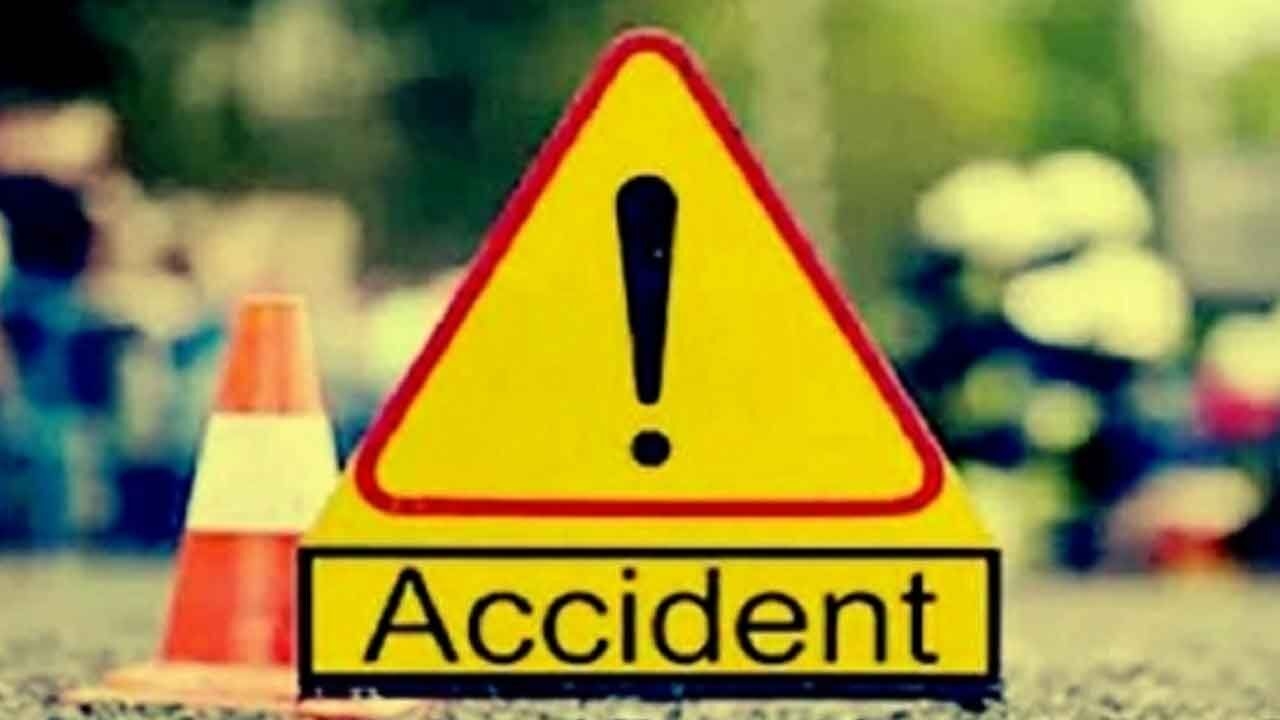 5 killed as speeding car crashes into tree