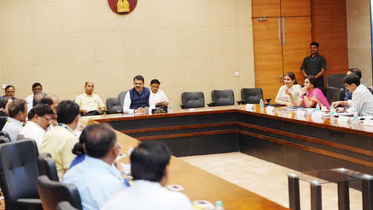 Maha CM bats for project completion within the set deadlines