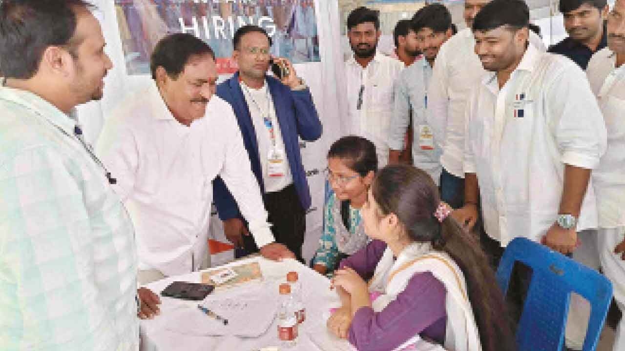 Youth turn in huge numbers to Job Mela