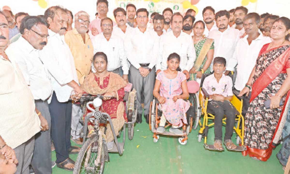 Parents should be pillars of strength for their children: Collector