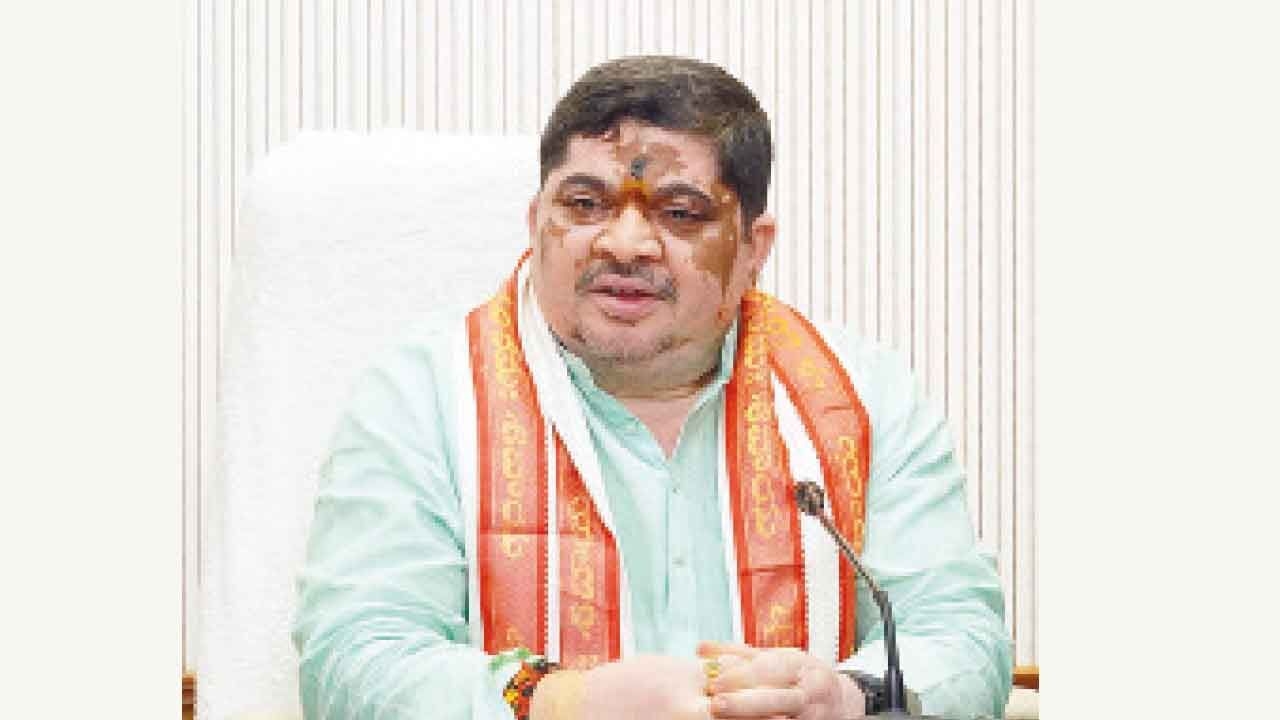 Ponnam accuses Bandi of violating poll code