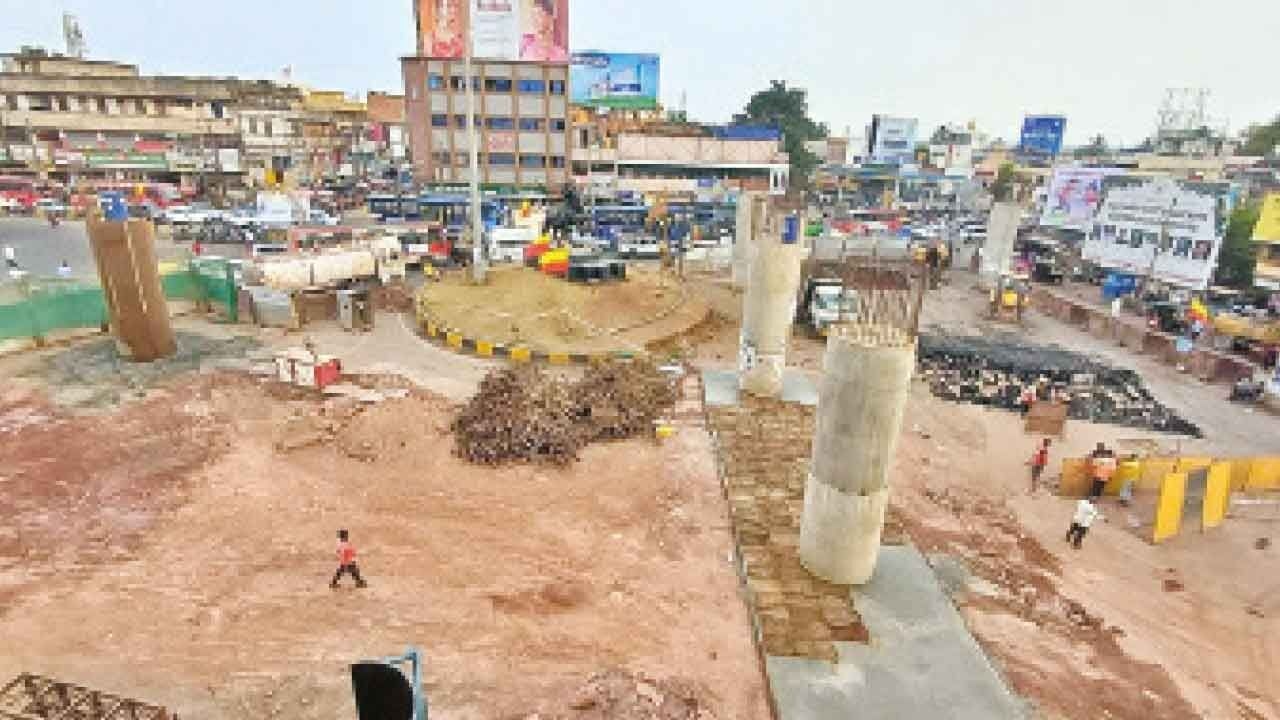 Severe traffic disruptions due to construction work at Chennamma Circle
