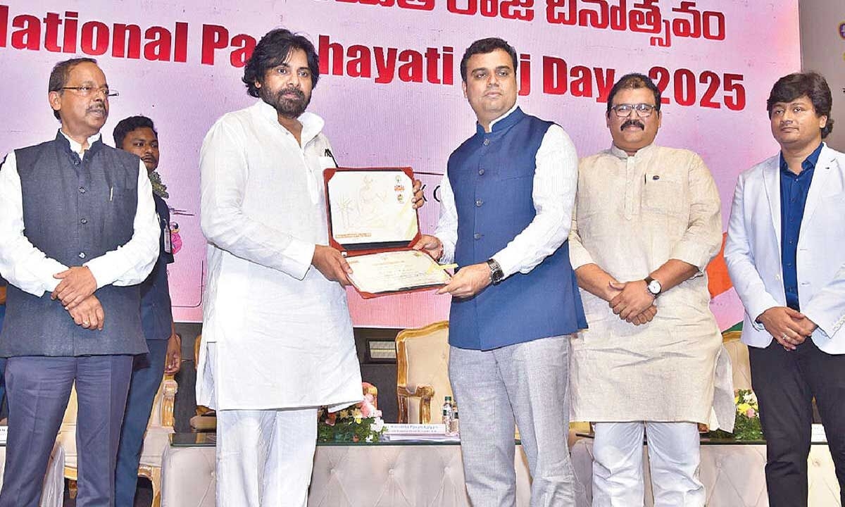 Collector Vinod gets Swachh Andhra (Rural) Best performance award