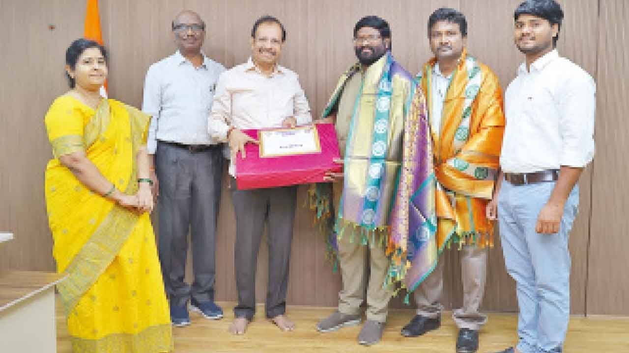RTC conductor earns plaudits for returning valuables worth Rs 13L to passenger