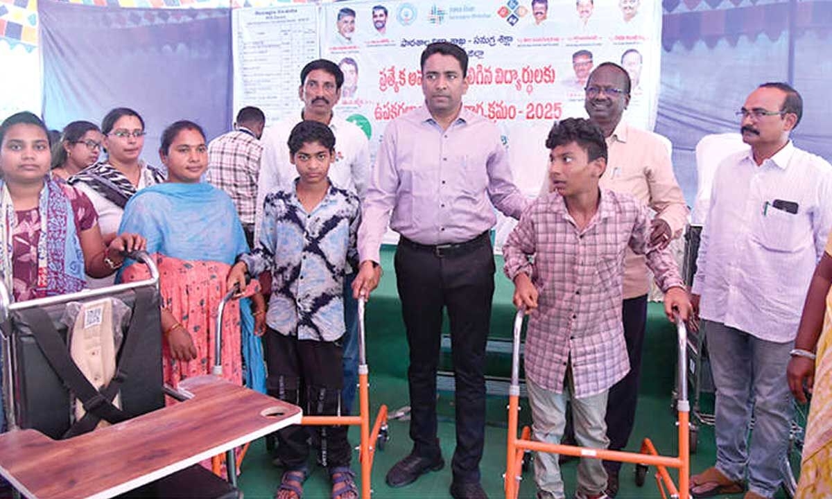 Equipment to students with special needs distributed