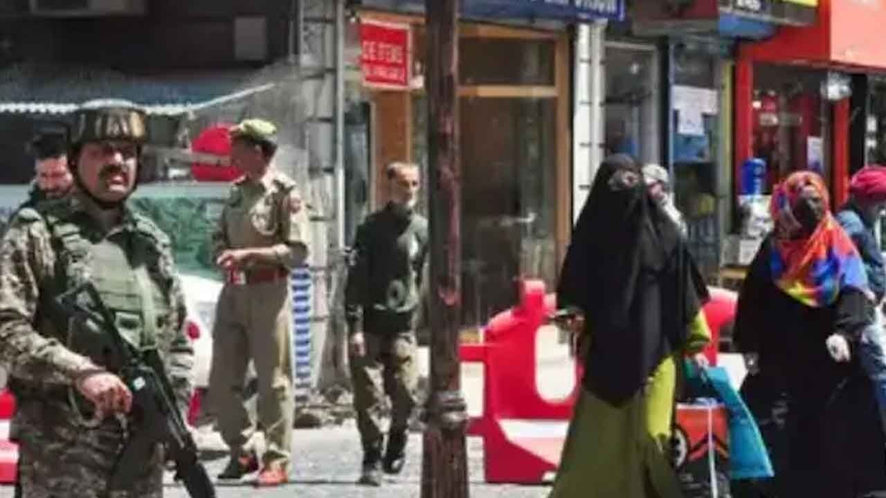 Kashmir Closes Tourist Sites Amid Fresh Terror Threat Warnings