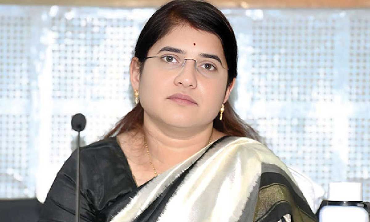 Collector interacts with petitioners at PGRS