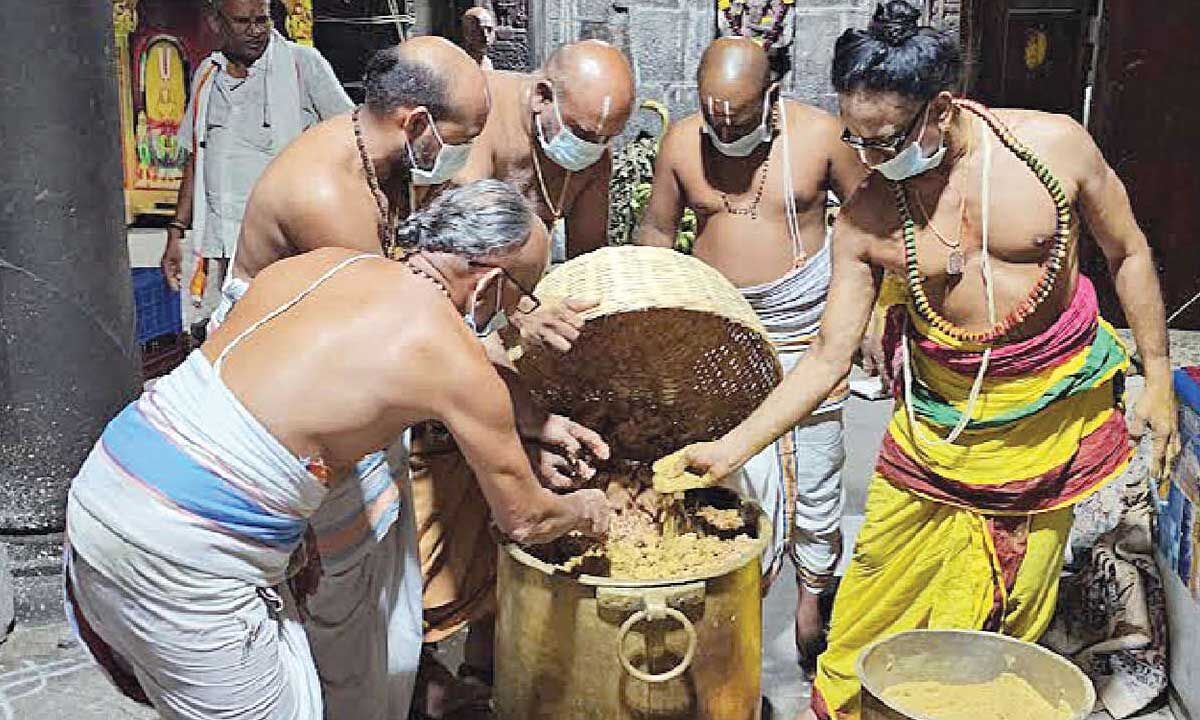 Devotees look forward to witness once-a-year ‘Nijarupa' avatar!