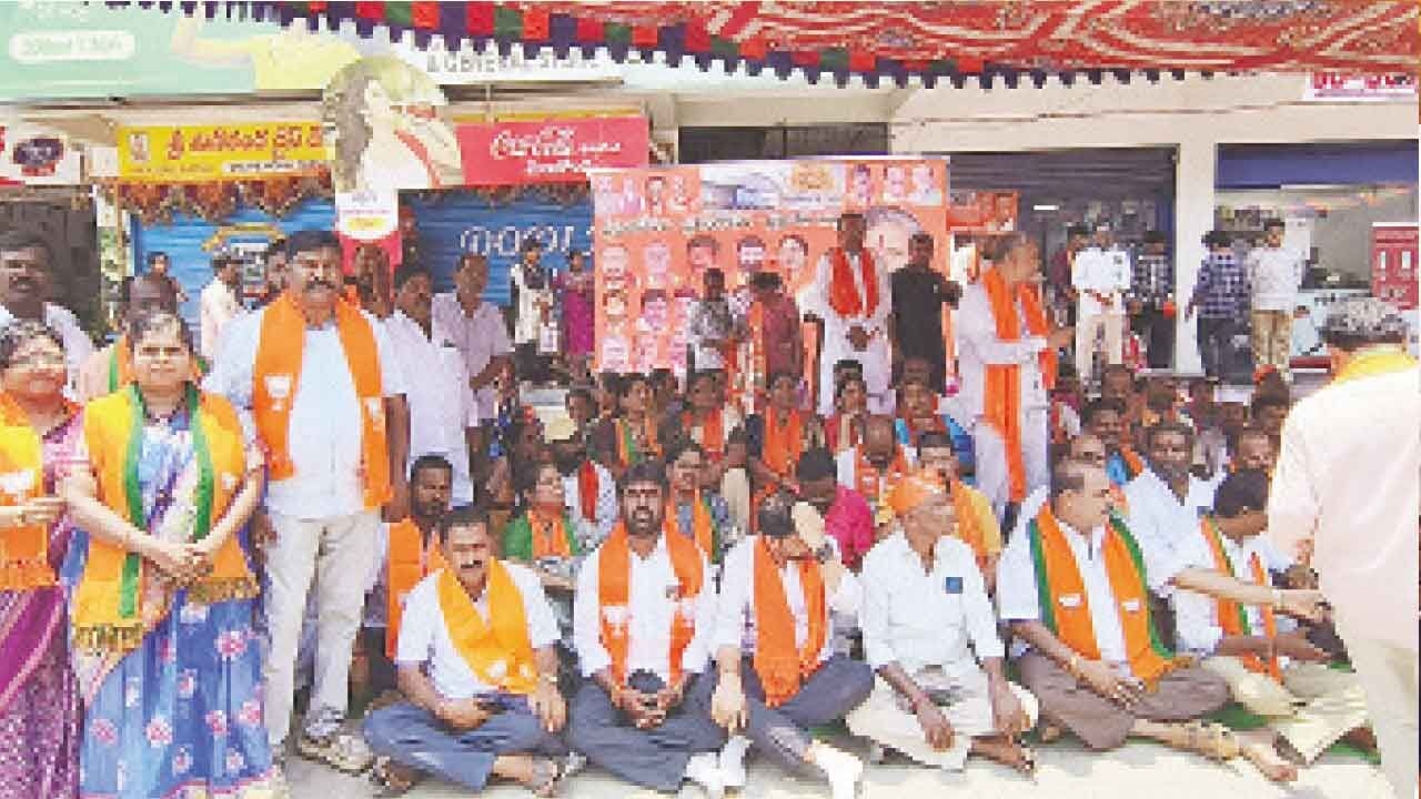 BJP stages protest for slew of facilities at Cherlapally station