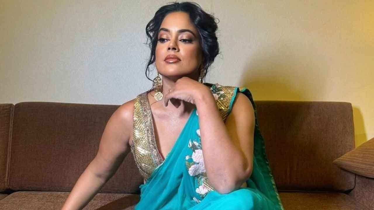 Sameera Reddy recalls crying at home before she went to an award show