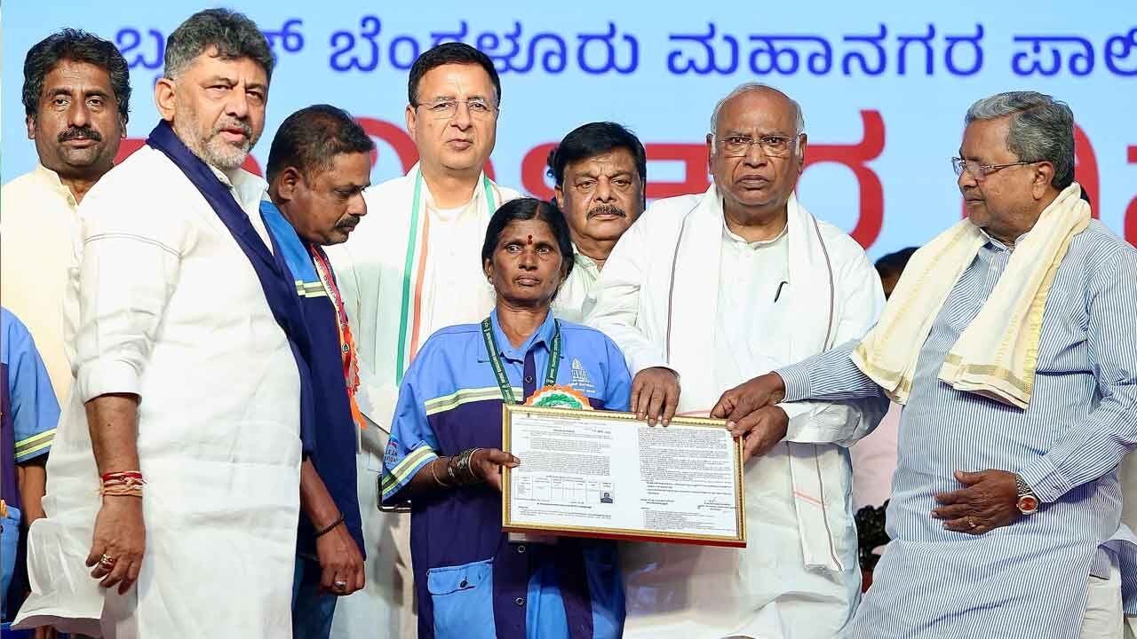 Make progress using govt facilities: CM's advice to Pourakarmikas