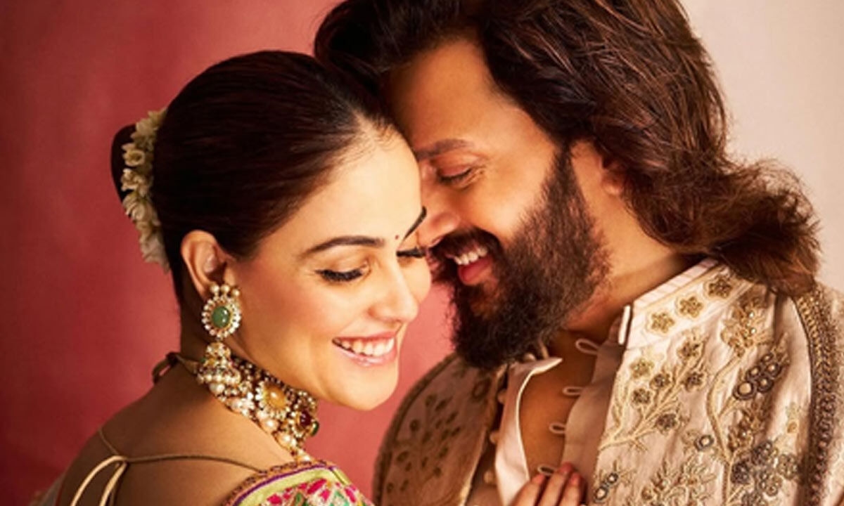 Genelia D'souza 'bows down' to hubby Riteish Deshmukh after watching 'Raid 2'