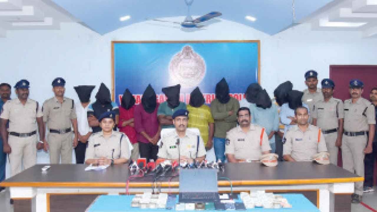 Online betting racket busted, 11 arrested