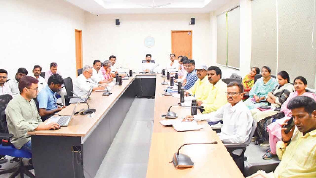 Collector sets one week deadline for Indiramma houses' construction