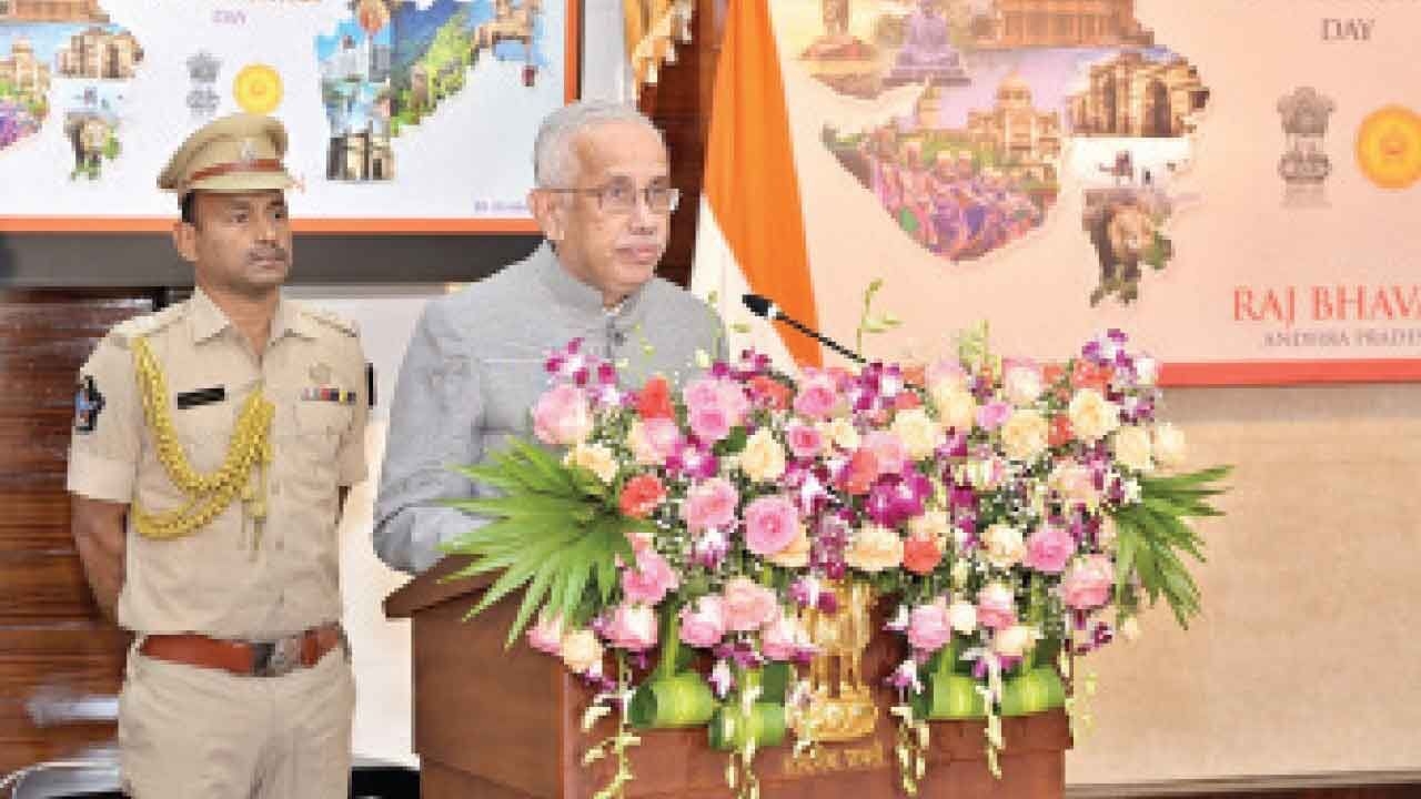 Raj Bhavan celebrates Guj, Maha Formation Day