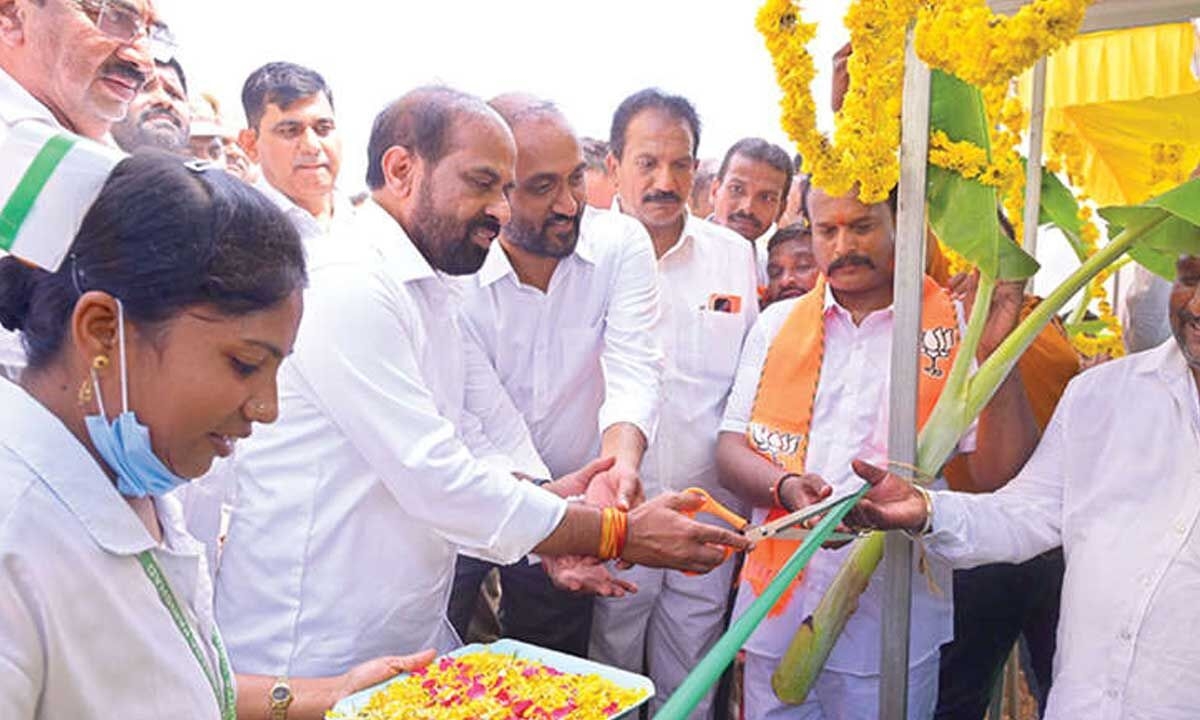 Minister inaugurates dialysis centre in Vinjamuru mandal