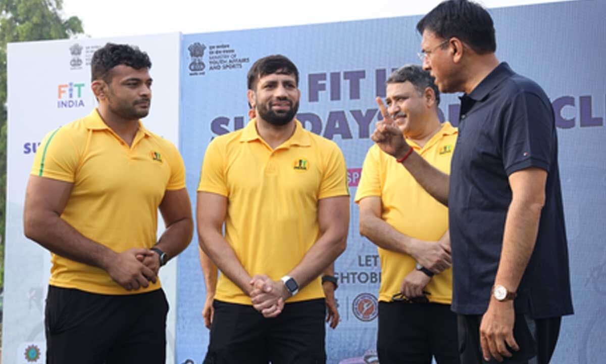 Wrestlers Ravi Dahiya, Deepak Punia join Sports Min Mandaviya at 'Fit India Sundays on Cycle' in Delhi