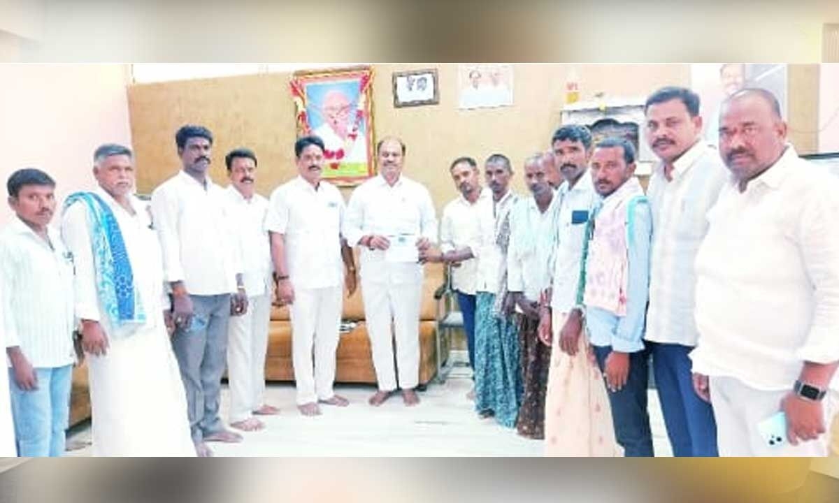 MLA Bandla Krishna Mohan Reddy Presents Rs. 5 Lakh Rythu Bima Cheque to Bereaved Farmer's Family