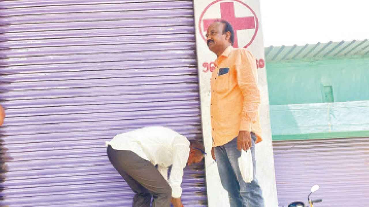Wanaparthy: DMHO seizes 2 first-aid centres in raid